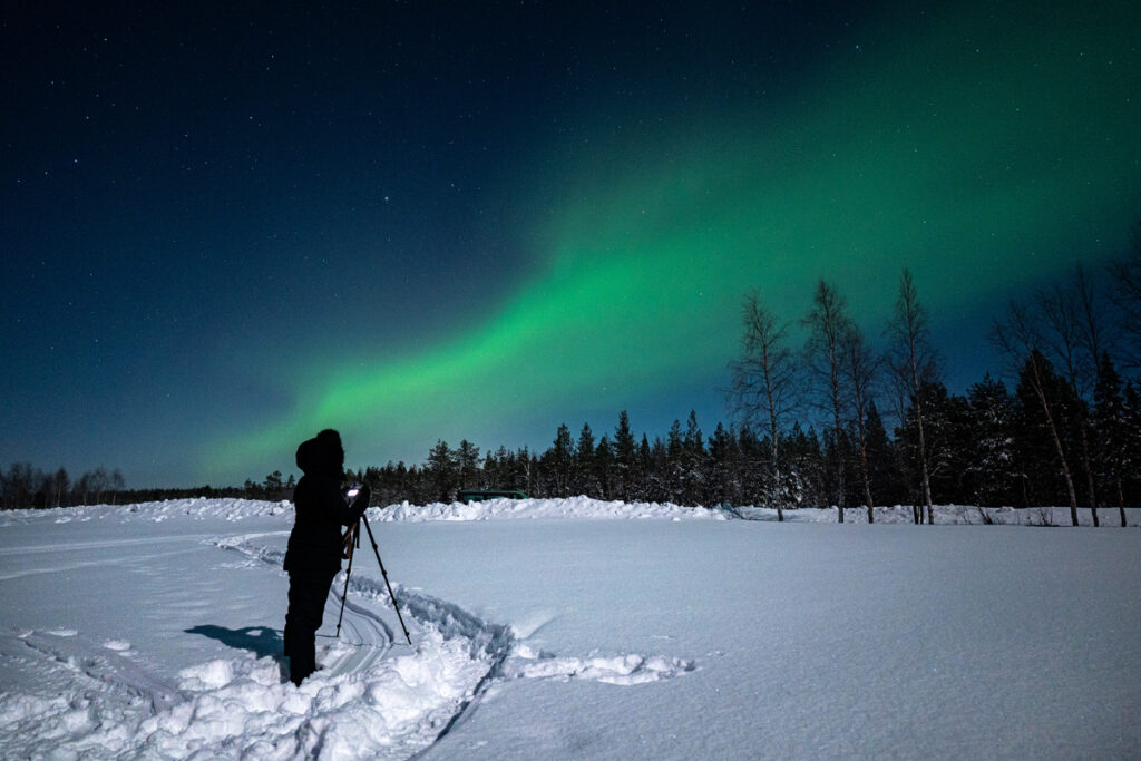women-photographing-northern-lights-lapland